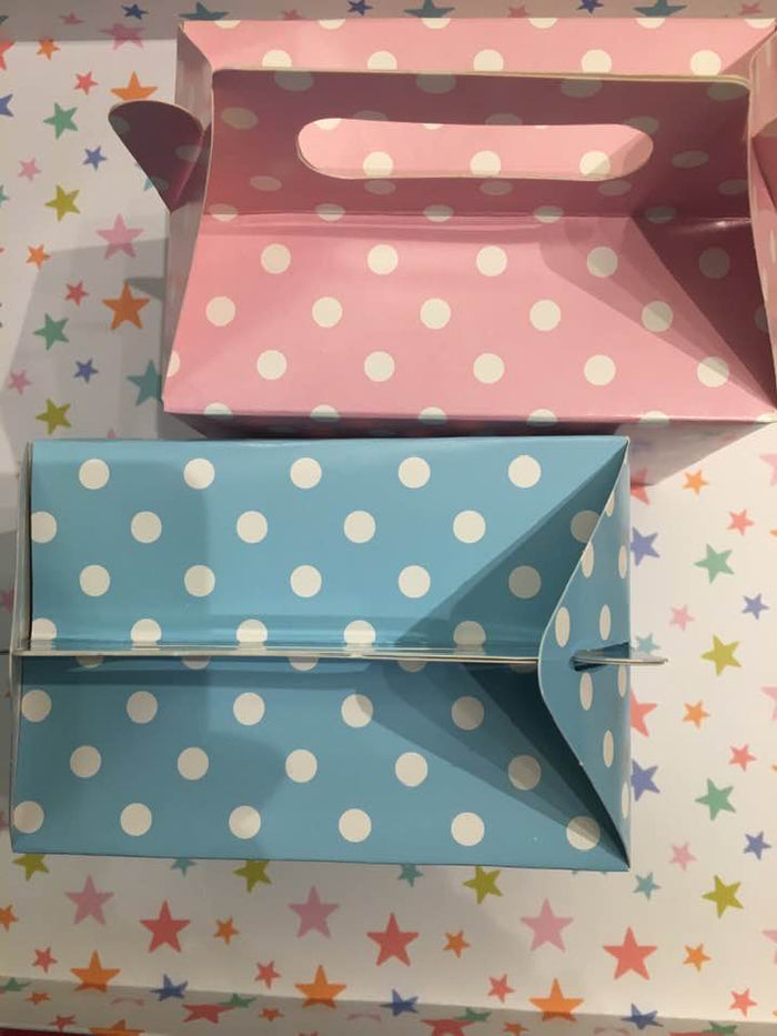 shower jelly and tweezers pamper gift set closed box showing two variant options