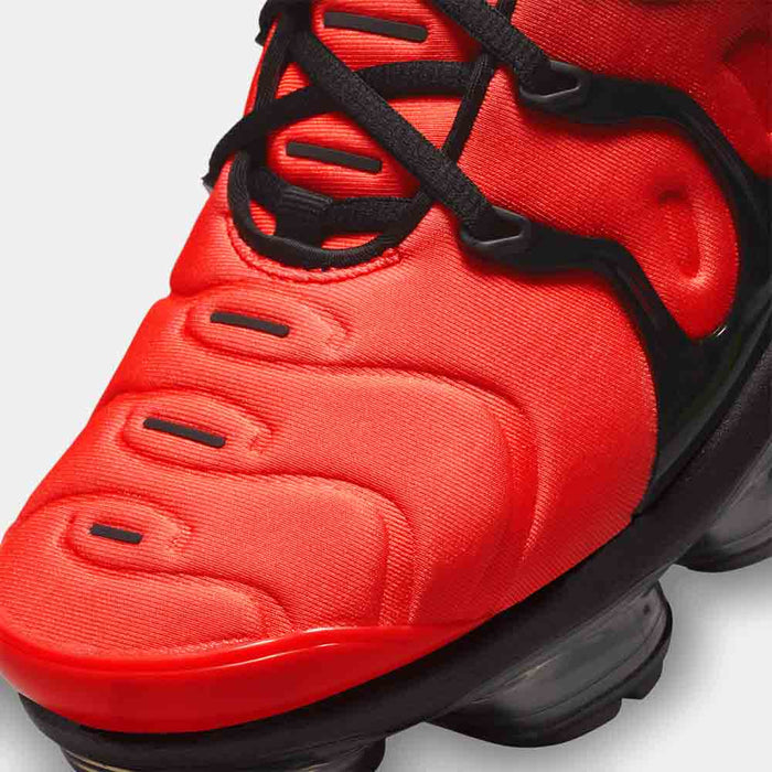 Up close, front view of the Men's Nike Air VaporMax Plus.