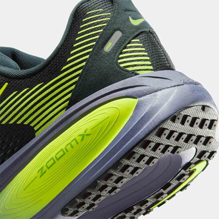 Up close, rear view of the Men's Nike Vomero 18.