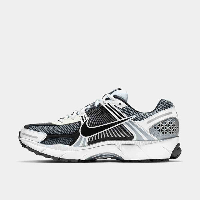 Side medial view of the Men's Nike Zoom Vomero 5 SE.