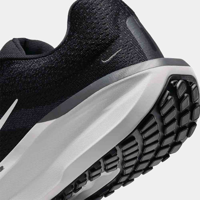 Up close, rear view of the Women's Nike Winflo 11.